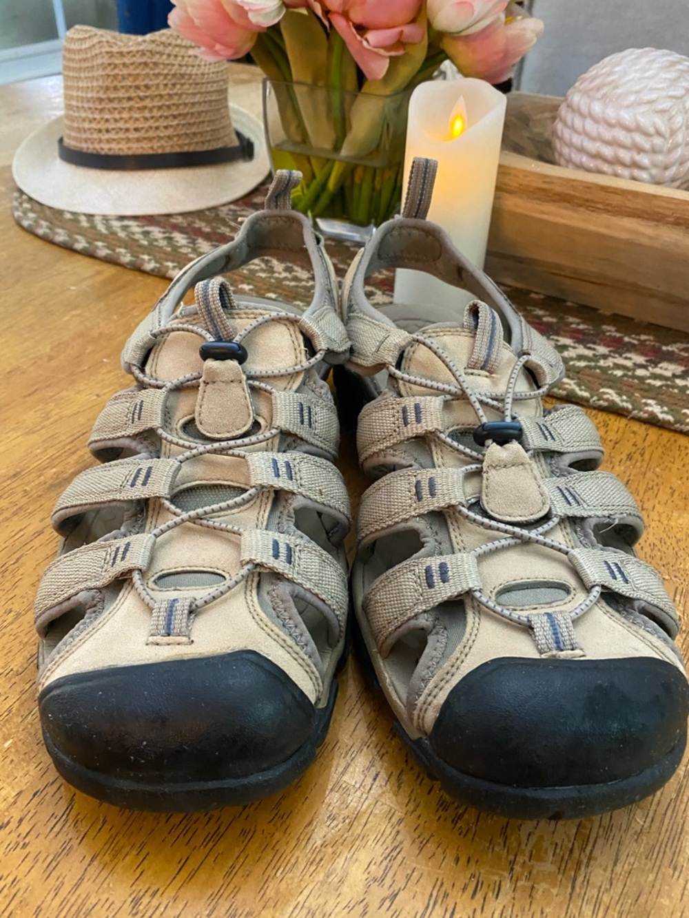 Croft & Barrow men's beige bungee fisherman sandals